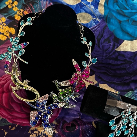 Sassy Jones Set: Necklace, 2 pairs of earrings, bracelet, brooch - Picture 7 of 10